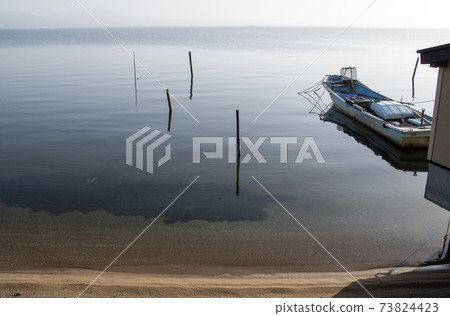 蛤boat船在神治湖岸邊的景色 73824423