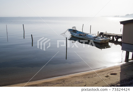 蛤boat船在神治湖岸邊的景色 73824424