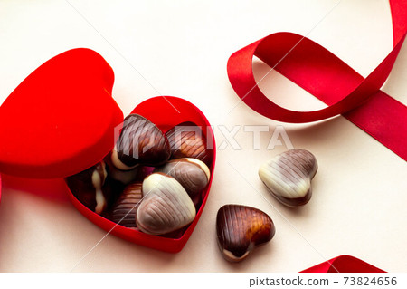 巧克力與紅絲帶和心的情人節形象 巧克力與紅絲帶和心的情人節形象 73824656