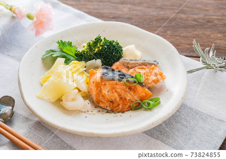 meuniere salmon 73824855