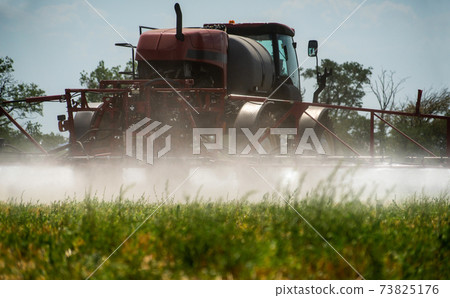 Machine for spraying pesticides Machine for spraying pesticides 73825176