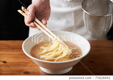 拉麵店主服務拉麵 拉麵店主服務拉麵 73826042