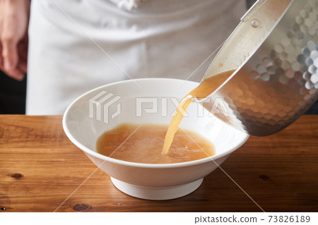 拉麵店主倒拉麵湯 拉麵店主倒拉麵湯 73826189