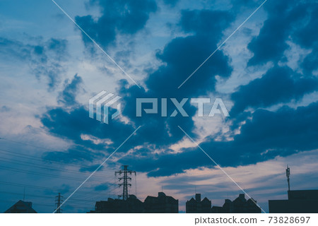 烏雲和黃昏的小鎮 烏雲和黃昏的小鎮 73828697