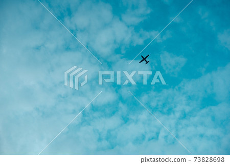 一架飛機在空中漂浮的輪廓 一架飛機在空中漂浮的輪廓 73828698