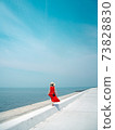 女人走在海港在藍藍的天空下 73828830
