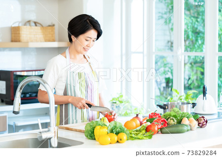 Women's kitchen, housework, cooking, lifestyle, casual 73829284