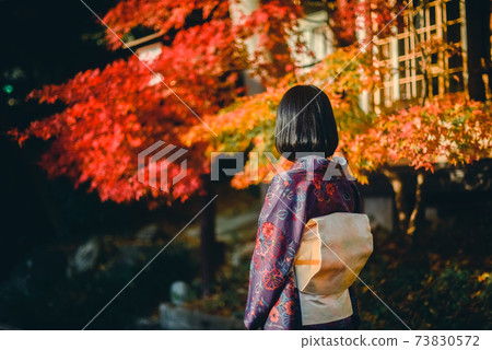 一個女人在秋天的落葉和服的側面照片 一個女人在秋天的落葉和服的側面照片 73830572