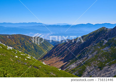 View the east side (Mt. Shogikado, Mt. Inamaedake, etc.) from the summit of Mt. Kisokoma in autumn in Nagano Prefecture 73831446