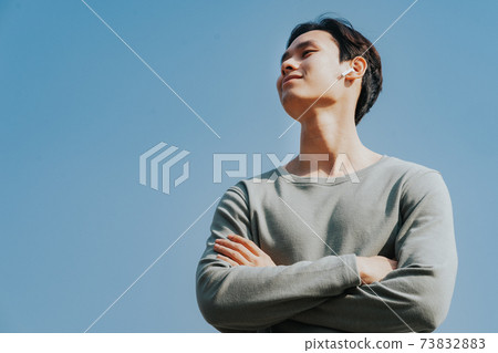 Man lifestyle portrait 73832883