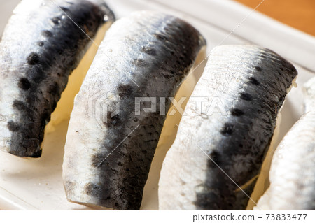 沙丁魚（醋）壽司。 73833477