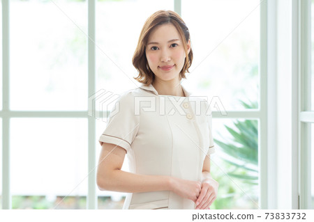 穿制服的漂亮女人 穿制服的漂亮女人 73833732