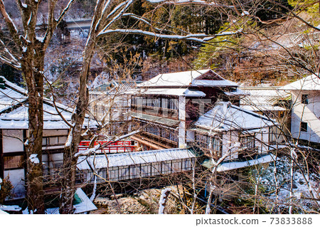 據說是動漫森和千尋神的典範的四萬溫泉日式關關館紅橋上積雪的冬天的回憶 73833888