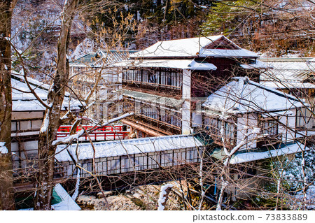 據說是動漫森和千尋神的典範的四萬溫泉日式關關館紅橋上積雪的冬天的回憶 73833889