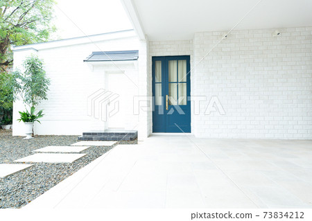 Exterior in front of the entrance Exterior in front of the entrance 73834212