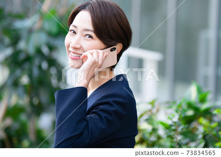 女商人戶外智能手機 73834565