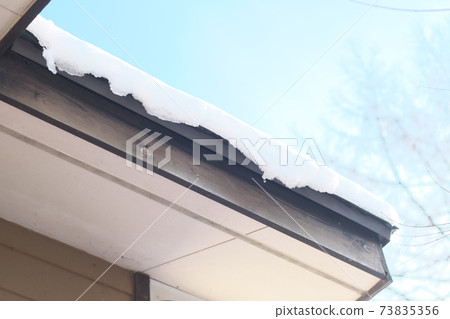 屋頂上的雪融化，掉落。 73835356