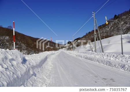 Snow-packed road in the mountains (road 135, near the coal mine memorial forest park) Snow-packed road in the mountains (road 135, near the coal mine memorial forest park) 73835767