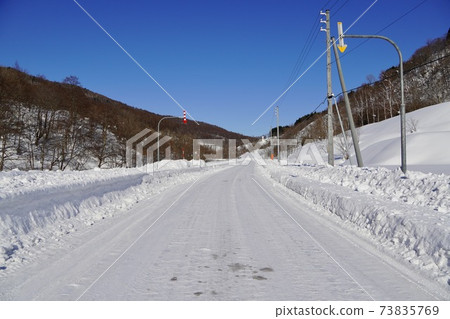 Snow-packed road in the mountains (road 135, near the coal mine memorial forest park) Snow-packed road in the mountains (road 135, near the coal mine memorial forest park) 73835769
