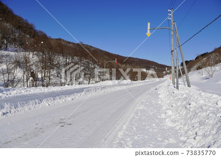 Snow-packed road in the mountains (road 135, near the coal mine memorial forest park) Snow-packed road in the mountains (road 135, near the coal mine memorial forest park) 73835770