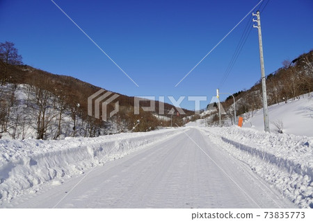 Snow-packed road in the mountains (road 135, near the coal mine memorial forest park) Snow-packed road in the mountains (road 135, near the coal mine memorial forest park) 73835773