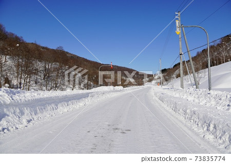山區積雪的道路(135號公路,靠近煤礦紀念森林公園) 山區積雪的道路(135號公路,靠近煤礦紀念森林公園) 73835774