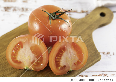 Fresh and fresh ripe tomatoes Fresh and fresh ripe tomatoes 73836633