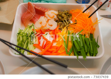 Cooking scenery of green and yellow vegetables 73837439