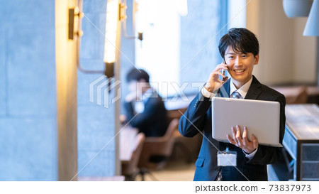 商人男性辦公室智能手機 商人男性辦公室智能手機 73837973