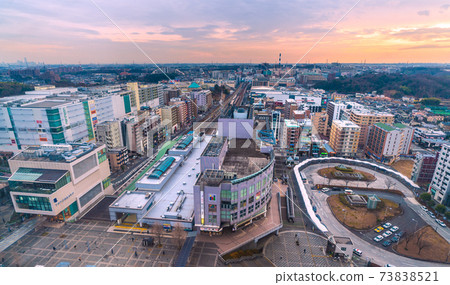 日本橫濱城市景觀中心北站的景色（背面的藍線火車中央南站） 73838521