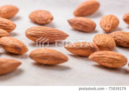 Unglazed almonds 73839179