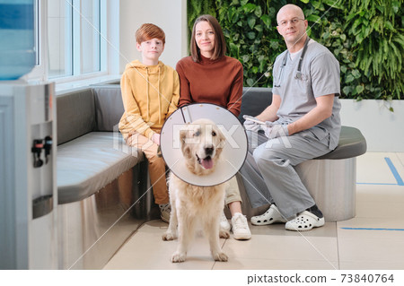 Family with dog and the vet 73840764