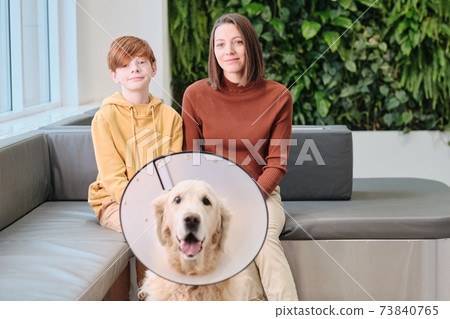 Family with dog at clinic 73840765
