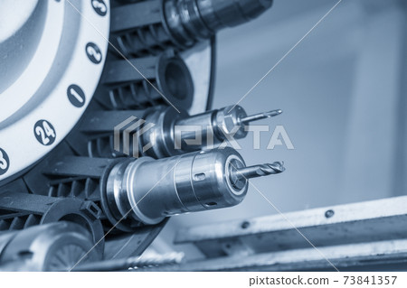 The solid flat end mill tool in the tooling magazine . The solid flat end mill tool in the tooling magazine . 73841357