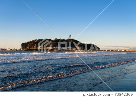 神奈川縣,江之島清晨,片瀨東濱海灘 神奈川縣,江之島清晨,片瀨東濱海灘 73842309