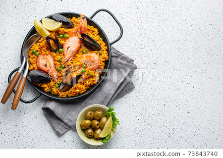 Traditional Spanish seafood paella Traditional Spanish seafood paella 73843740