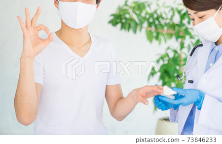 Male patient who makes an OK mark while measuring saturation with a pulse oximeter 73846233