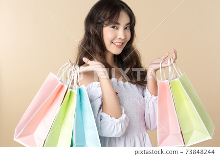 Shopping woman 73848244