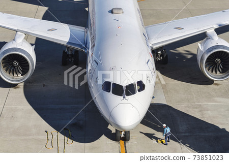 [Haneda Airport Terminal 2 ANA aircraft preparing for pushback] 73851023