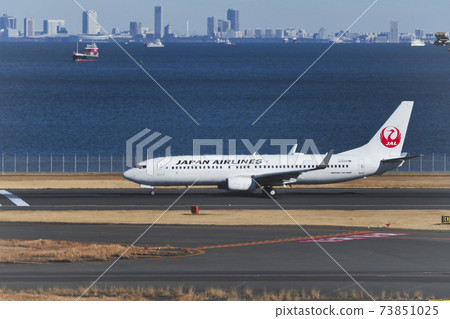 [JAL aircraft gliding just before takeoff at Haneda Airport Terminal 2] 73851025
