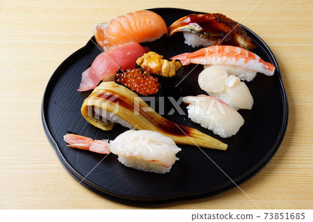  Hand-rolled sushi  73851685