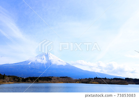 Mt. Fuji (World Heritage) in 2021 seen from Lake Tanuki in Fujinomiya City, Shizuoka Prefecture, winter, snowy mountains, the best in Japan [January] 73853083