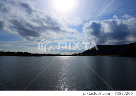 Mt. Fuji (World Heritage) in 2021 seen from Lake Tanuki in Fujinomiya City, Shizuoka Prefecture, winter, snowy mountains, the best in Japan [January] 73853200