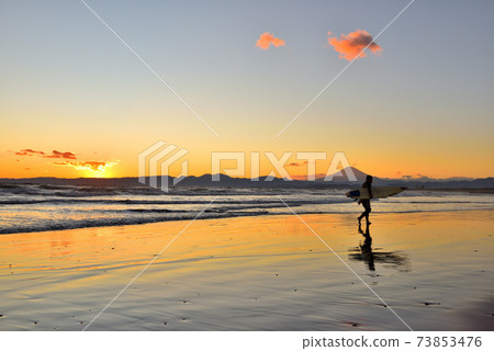 Mt. Fuji and sunset clouds seen from the Shonan coast in the evening 73853476