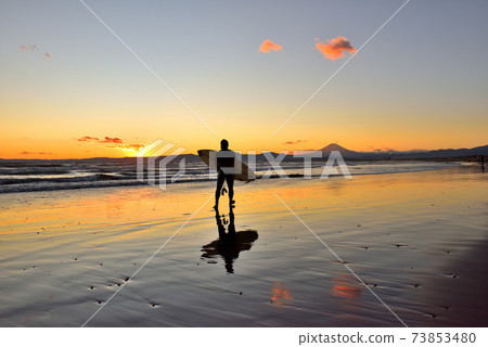 Mt. Fuji and sunset clouds seen from the Shonan coast in the evening 73853480
