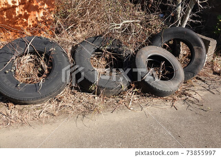 Old tire 73855997