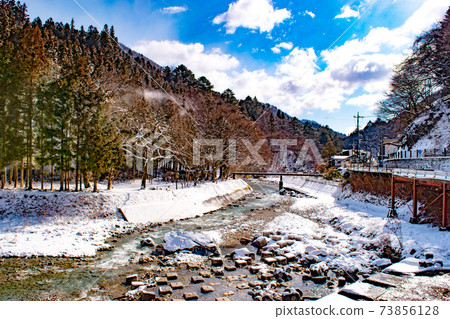 群馬縣的Shima Onsenkyo流動的冬季Shima河的雪景 群馬縣的Shima Onsenkyo流動的冬季Shima河的雪景 73856128
