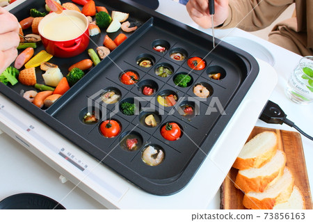 家庭餐桌與熱板上的阿吉洛和奶酪火鍋 73856163