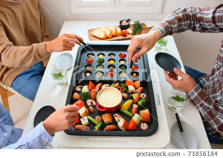 家庭餐桌與熱板上的阿吉洛和奶酪火鍋 73856184