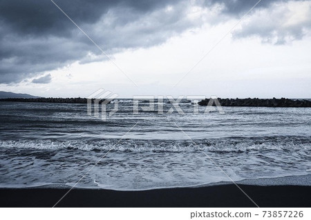 冬季有強浪的日本海 冬季有強浪的日本海 73857226